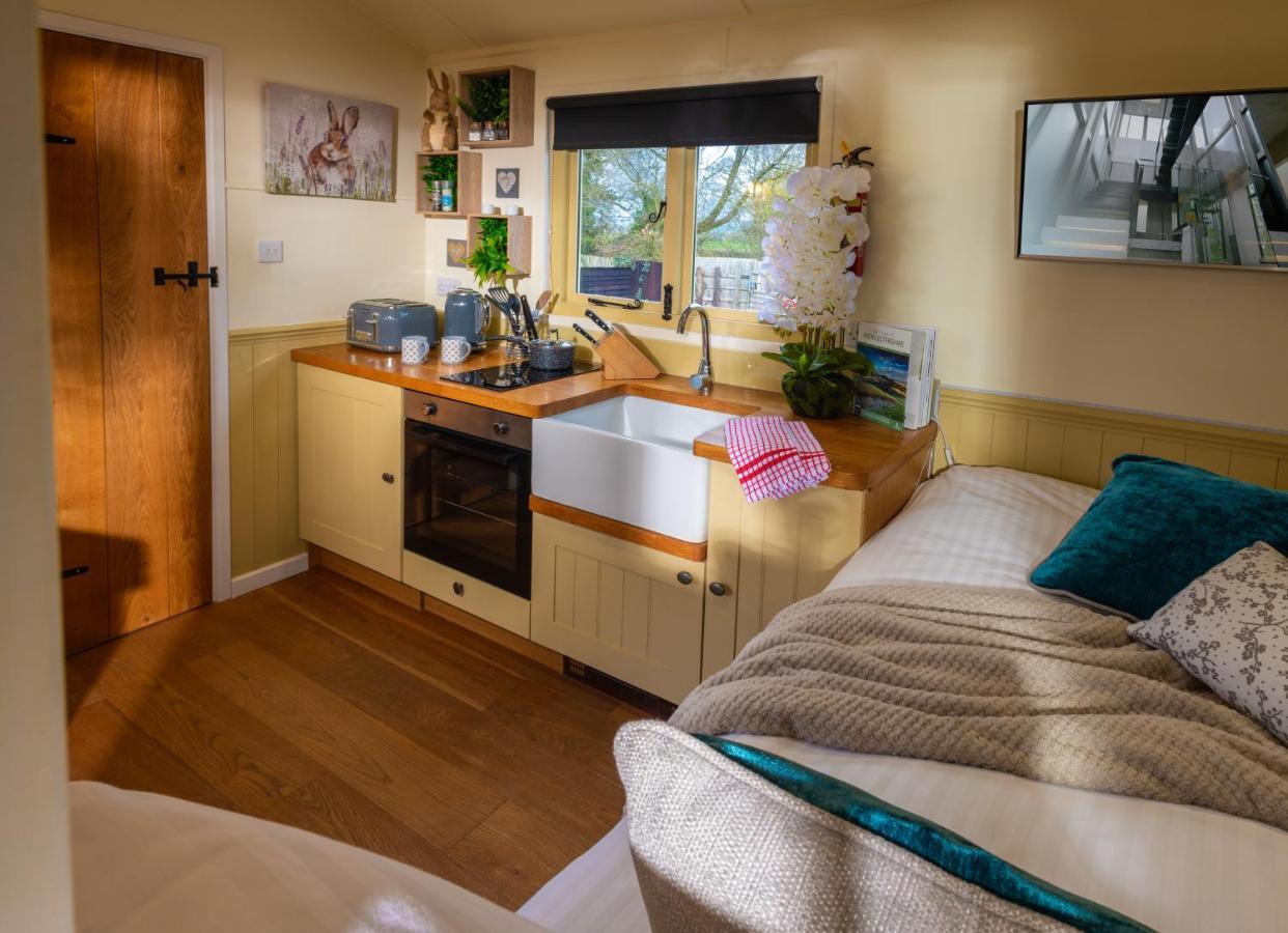 Hillside View Shepherds Hut - Ockeridge Rural Retreats Little Witley Exterior foto