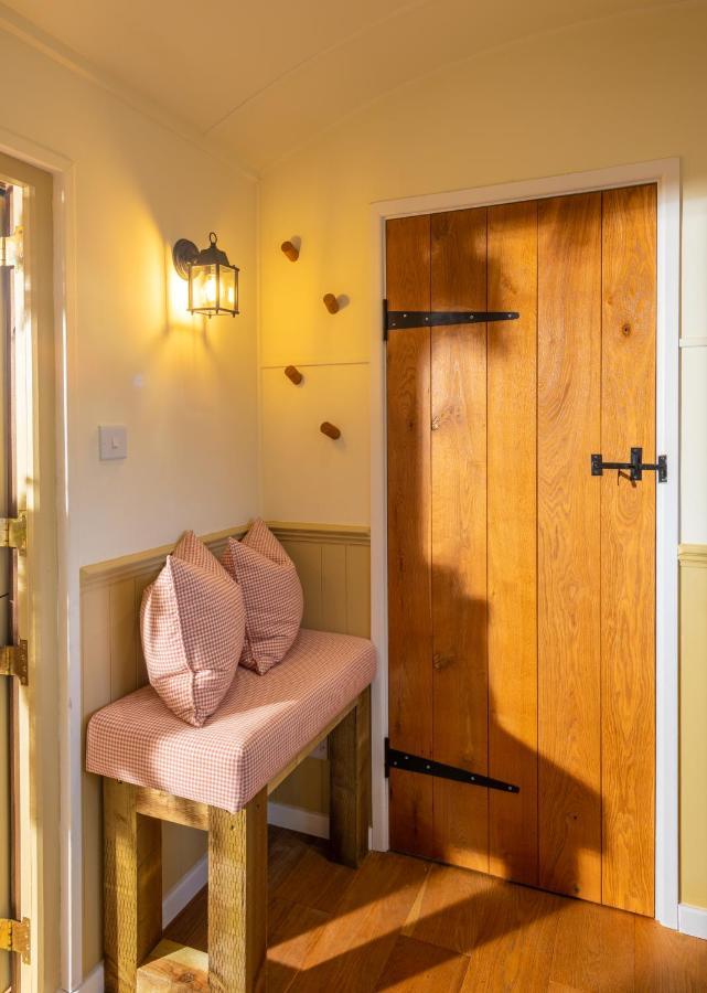 Hillside View Shepherds Hut - Ockeridge Rural Retreats Little Witley Exterior foto